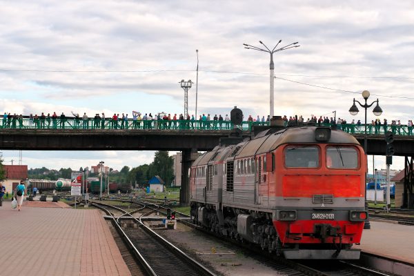 Железка с народом. Фото Сергея Серебро