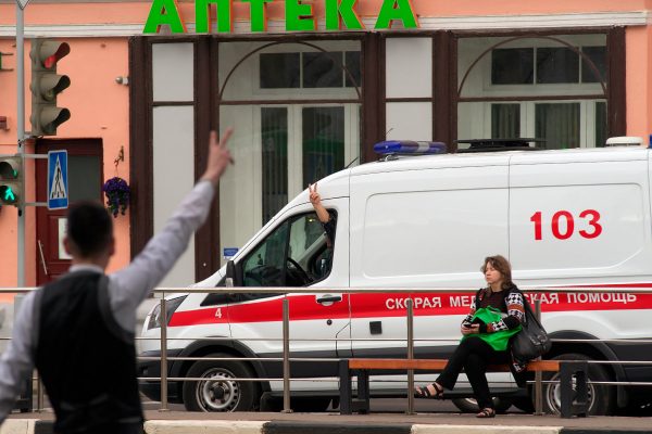 Врачи тоже с народом. Фото Сергея Серебро