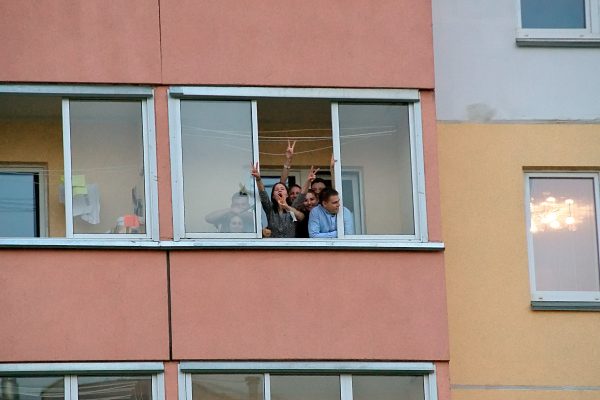 Жуве Беларусь! кричат с балконов. Фото Сергея Серебро