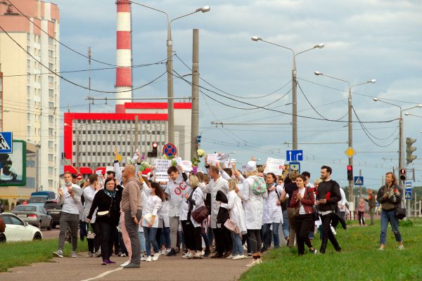 Более трехсот медиков Витебска собрались на улице Воинов-Интернационалистов и встали в цепь солидарности. Фото Сергея Серебро