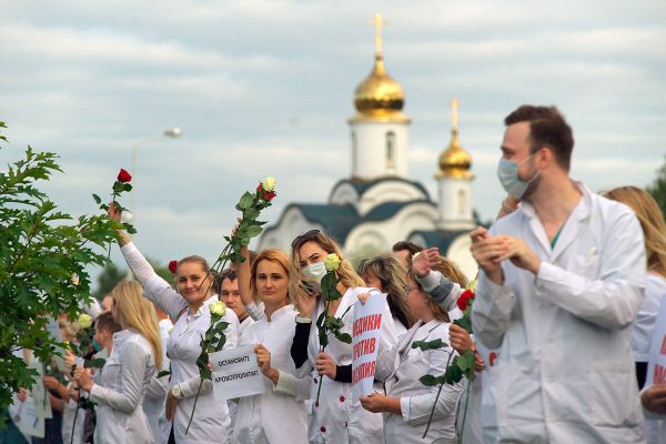 Более трехсот медиков Витебска собрались на улице Воинов-Интернационалистов и встали в цепь солидарности. Фото Сергея Серебро