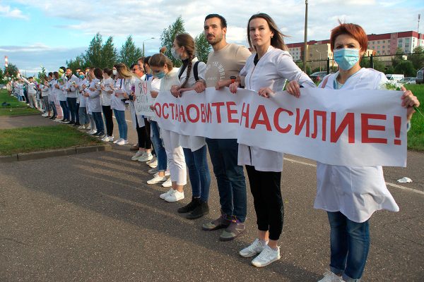 Более трехсот медиков Витебска собрались на улице Воинов-Интернационалистов и встали в цепь солидарности. Фото Сергея Серебро