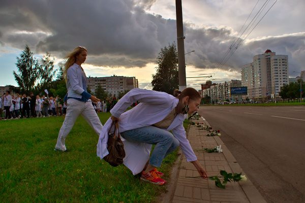 Более трехсот медиков Витебска собрались на улице Воинов-Интернационалистов и встали в цепь солидарности. Фото Сергея Серебро