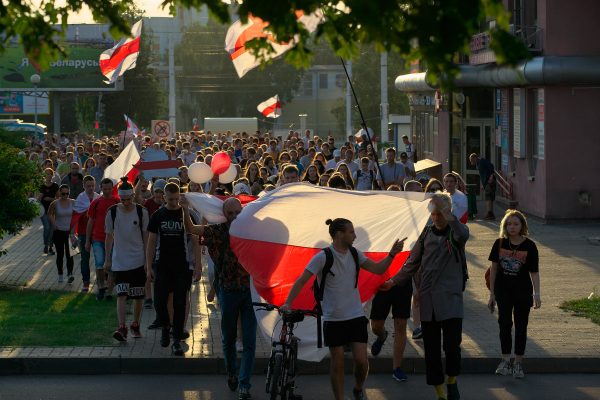 В Витебске манифестанты совершили поход к телезаводу «Витязь», работников которого призывали к забастовке. Фото Сергея Серебро