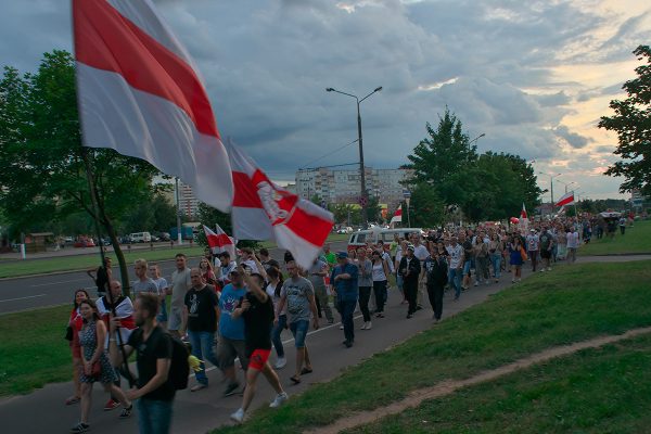 В Витебске манифестанты совершили поход к телезаводу «Витязь», работников которого призывали к забастовке. Фото Сергея Серебро