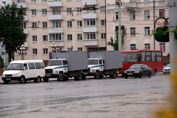 Марш зонтиков — как Витебск шлепал по лужам против диктатуры. Фото Сергея Серебро