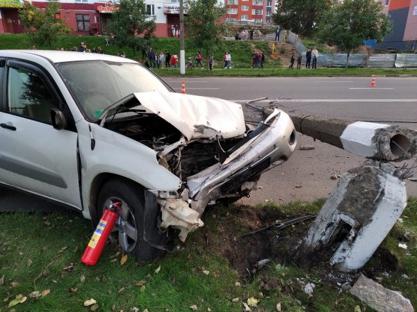 В Витебске грузовик задел кроссовер, а тот врезалась в фонарный столб. Фото ГАИ