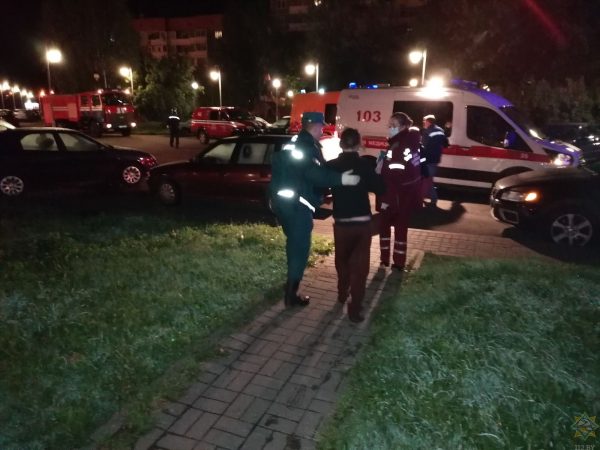 Эвакуация жильцов из-за пожара в доме на улице Воинов-Интернационалистов. Фото МЧС