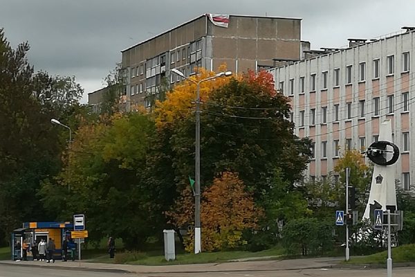Национальный бело-красно-белый флаг внушительных размеров появился на многоэтажном доме в Витебске. Courtesy photo
