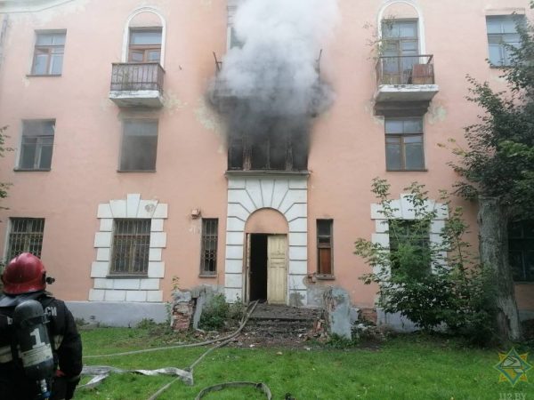 В Витебске горел старый заброшенный дом. Фото МЧС