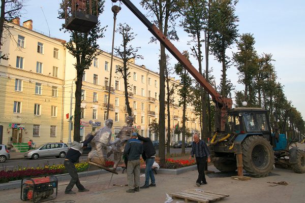 Установка скульптуры, посвященной молодеших шестедесятых лет прошлого столетия на бульваре улицы Кирова. Фото Сергея Серебро