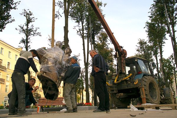 Установка скульптуры, посвященной молодеших шестедесятых лет прошлого столетия на бульваре улицы Кирова. Фото Сергея Серебро