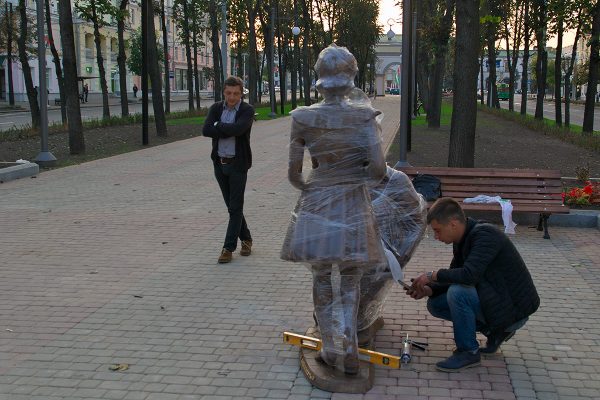 Установка скульптуры, посвященной молодеших шестедесятых лет прошлого столетия на бульваре улицы Кирова. Фото Сергея Серебро