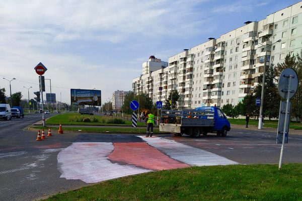 В Витебске коммунальщики красили асфальт из-за огромного бело-красно-белого флага. Фото Assoule / t.me/Vitebsk4People