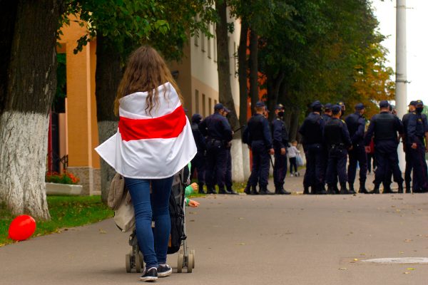Мама с коляской идет по улице Правды в сторону милицейского кордона. Фото Сергея Серебро