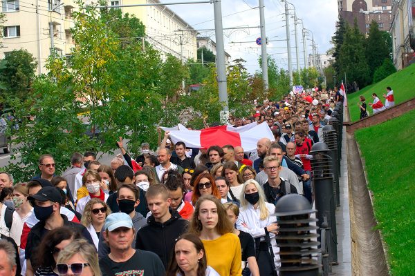 большая колонна демонстрантов проходит мимо ВГМУ. Фото Сергея Серебро