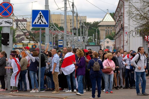 Манифестанты на Замковой улице. Фото Сергея Серебро