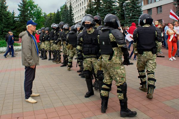 Внутренние войска выставили цепь. Фото Сергея Серебро