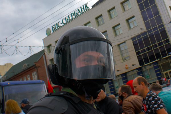 Силовик в защитном шлеме с забралом Фото Сергея Серебро