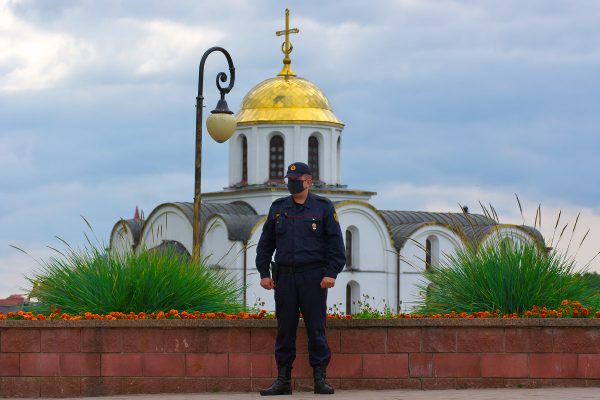 Милиционер напротив Благовещенской церкви. Фото Сергея Серебро