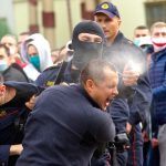 Силовики пытались остановить марш протеста в Витебске: милиция применяла газ, а манифестанты — воду. Фоторепортаж