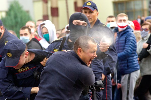 Милиция применяет слезоточивый газ против протестующих. Марш героев в Витебске. Фото Сергея Серебро