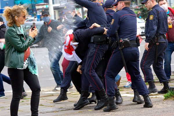 Милиция срывает флаг с задерживаемого мужчины. Марш героев в Витебске. Фото Сергея Серебро