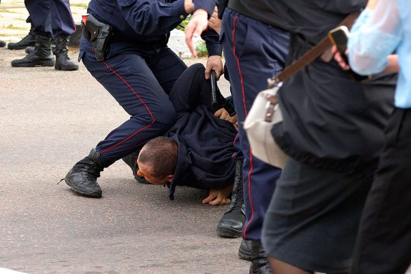 Брутальное задержание протестующего. Марш героев в Витебске. Фото Сергея Серебро