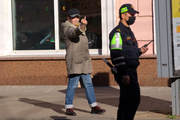 Бабушка показывается неприличный жест протестующим. Фото Сергея Серебро