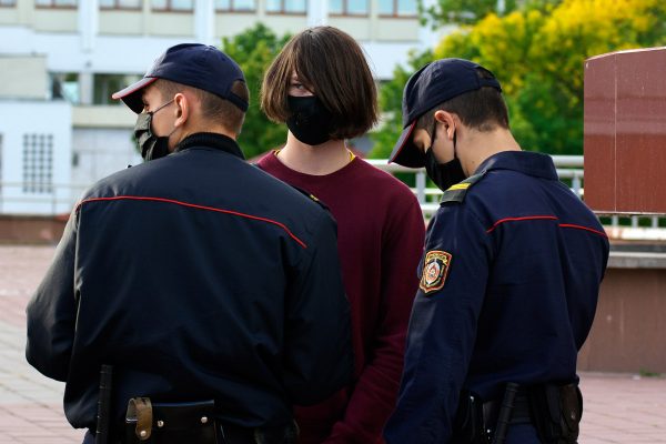 Проверка документов у молодого человека. Фото Сергея Серебро