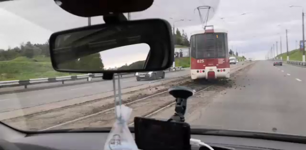 В Витебске трамвай сошел с рельсов. Кадр из видеозаписи