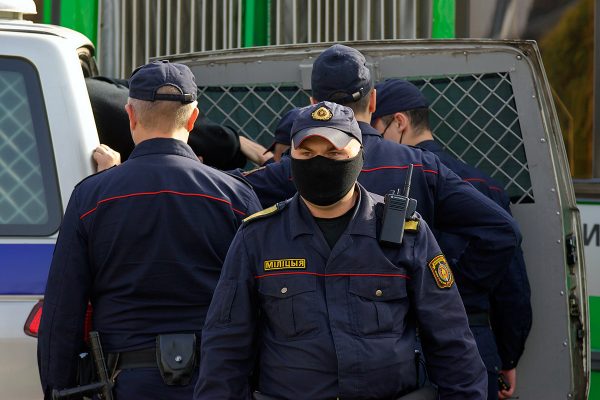 Задержание у КПП на площади Победы в Витебске. Фото Сергея Серебро