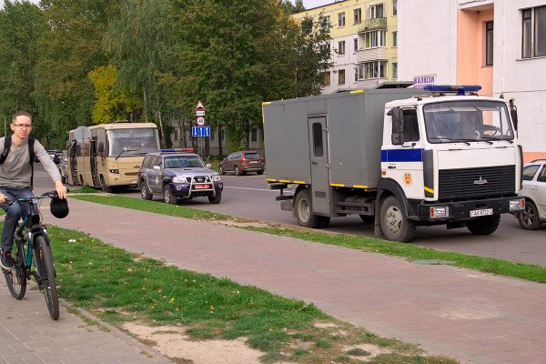 Автозак на автостоянке у магазина «Евроопт» на Московском проспекте. Фото Сергея Серебро