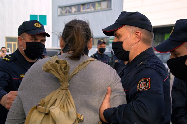 Задержание на автостоянке у магазина «Евроопт» на Московском проспекте. Фото Сергея Серебро