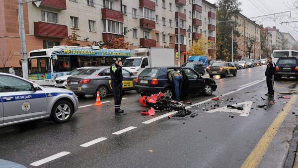 Байкер врезался в легковушку на проспекте Фрунзе в Витебске. Фото t.me/Vitebsk4People