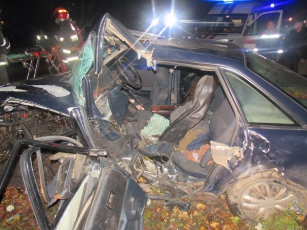 Две «Audi» столкнулись в Полоцком районе, одного из водителей извлекали спасатели. Фото МЧС