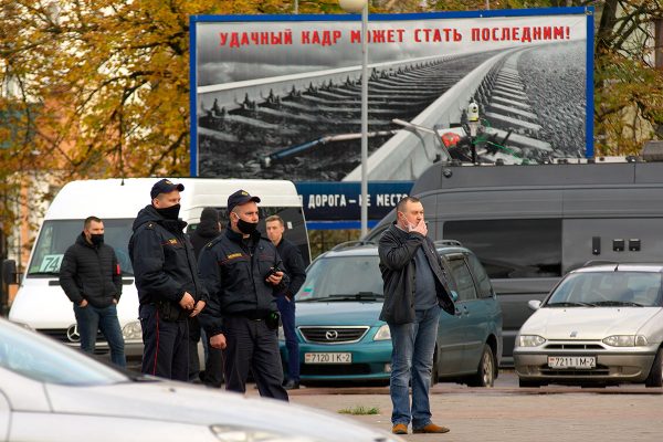 Силовики заняли площадь Ленина у филармонии. Фото Сергея Серебро