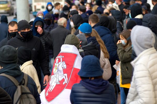 Неизвестные в штатском отнимают у жителя Витебска национальный флаг. Фото Сергея Серебро