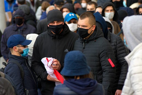 Неизвестные в штатском отнимают у жителя Витебска национальный флаг. Фото Сергея Серебро