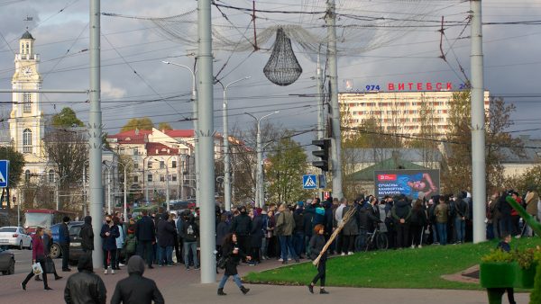 Протестующие на площади Свободы в Витебске. Фото Сергея Серебро