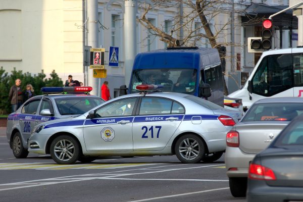 Милиция перекрывает движение на перекрестке улицы Ленина и Замковой улицы. Фото Сергея Серебро