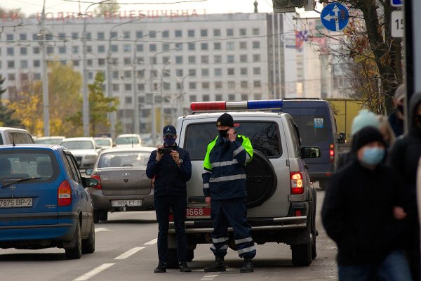 Милиция ведет съемку, прикрываясь жилетами с надписью ПРЕССА. Фото Сергея Серебро