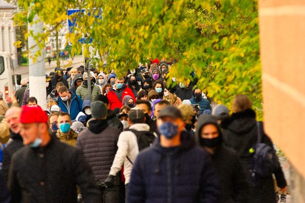 Колнна протестующих на проспекте Фрунзе. Фото Сергея Серебро