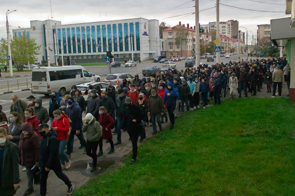 Колнна протестующих на проспекте Фрунзе. Фото Сергея Серебро
