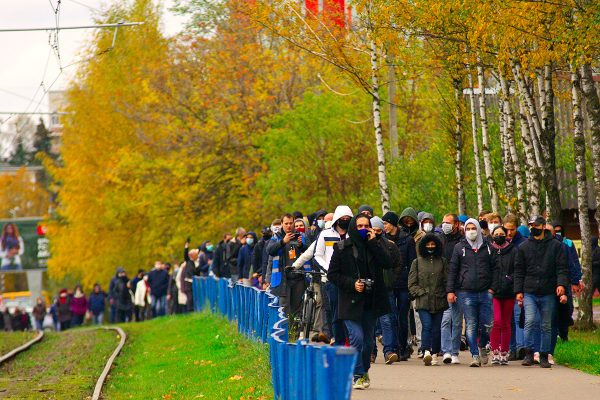 Колонна протестующих на Смоленской улице. Фото Сергея Серебро