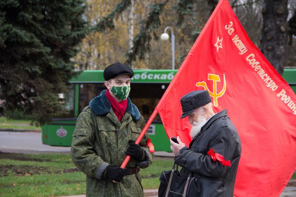 Адепты коммунистической идеологии в Витебске отметили годовщину Октябрьской революции. Фото Игоря Матвеева