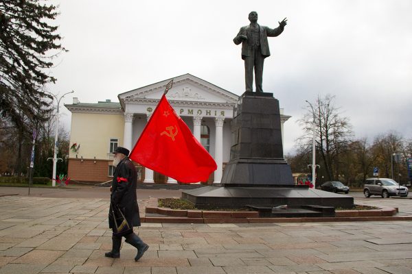 Адепты коммунистической идеологии в Витебске отметили годовщину Октябрьской революции. Фото Игоря Матвеева