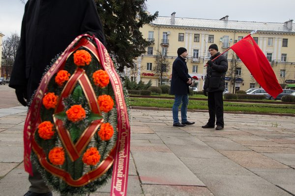 Адепты коммунистической идеологии в Витебске отметили годовщину Октябрьской революции. Фото Игоря Матвеева