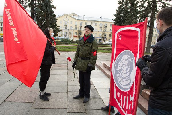 Адепты коммунистической идеологии в Витебске отметили годовщину Октябрьской революции. Фото Игоря Матвеева