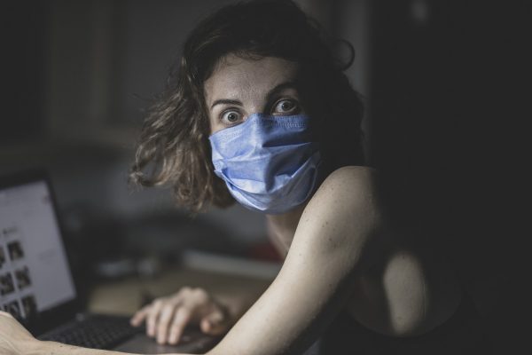 Девушка в медицинской маске за ноутбуком. Иллюстративное фото pixabay.com